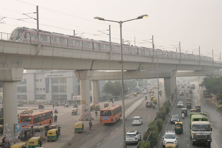 DPCC के आंकड़ों के मुताबिक, दिल्ली में पिछले साल दिवाली पर AQI 312, 2021 में 382, 2020 में 414, 2019 में 337, 2018 में 281, 2017 में 319 और 2016 में 431 दर्ज किया गया था. दिवाली के एक दिन बाद शहर का AQI 2015 में 360 पर था. 2016 में 445, 2017 में 403, 2018 में 390, 2019 में 368, 2020 में 435, 2021 में 462 और 2022 में 303 था. बता दें कि शून्य और 50 के बीच का AQI को अच्छा माना जाता है. 51 और 100 के बीच संतोषजनक, 101 और 200 के बीच मध्यम, 201 और 300 खराब, 301 और 400 के बहुत खराब, 401 और 450 गंभीर और 450 से ऊपर काफी गंभीर माना जाता है. दिल्लीवासियों ने शनिवार और रविवार को साफ-आसमान और खूबसूरत धूम का मजा लिया, क्योंकि इस साल दिवाली से ठीक पहले हवा की गुणवत्ता में तेजी से सुधार हुआ.