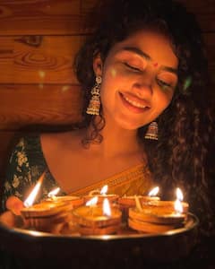 Anupama Parameswaran Photos : దీపాల వెలుగుల్లో.. అనుపమ అందాలు