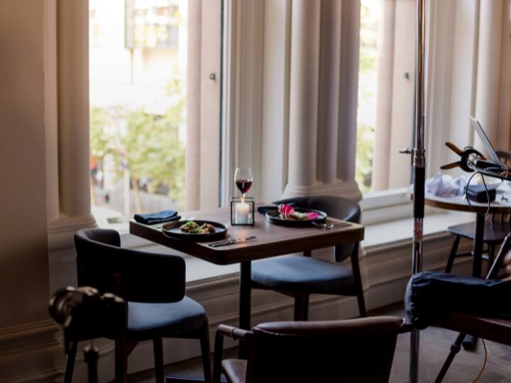 यदि आप पूरी तरह से कन्फर्म होना चाहते हैं कि कमरे में हिडेन कैमरा तो नहीं हैं, तो आप कैमरा डिटेक्टर का इस्तेमाल कर सकते हैं. ये डिवाइस इन्फ्रारेड प्रकाश का पता लगाकर उन कैमरों की जानकारी भी दे देते हैं जो नग्न आंखों को दिखाई नहीं देते.