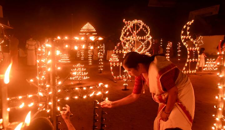 या दिवशी संध्याकाळी पिठाचे 11, 21, 51, 108 दिवे बनवून त्यात तेल टाकून नदीच्या तीरावर दिवे लावावेत.