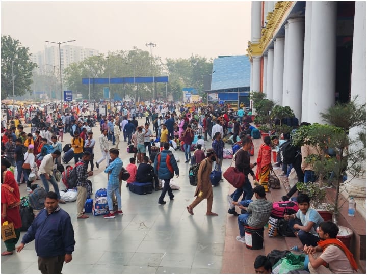 रेलवे ने इस त्योहारी सीजन में यात्रियों के लिए ट्रेन और कोच बढ़ा कर जितनी आरक्षित सीटों को मुहैय्या करवाया है वह यात्रियों की संख्या के लिहाज से नाकाफी है.