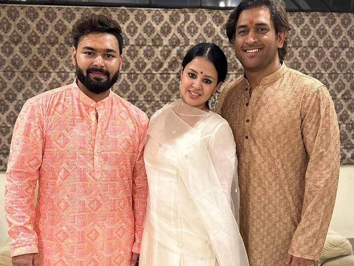 Rishabh Pant Celebrates Diwali with MS Dhoni and Sakshi Photos Dhoni & Pant: दो धाकड़ विकेटकीपर्स की दिवाली, धोनी के साथ नजर आए पंत; तस्वीरें सोशल मीडिया पर वायरल