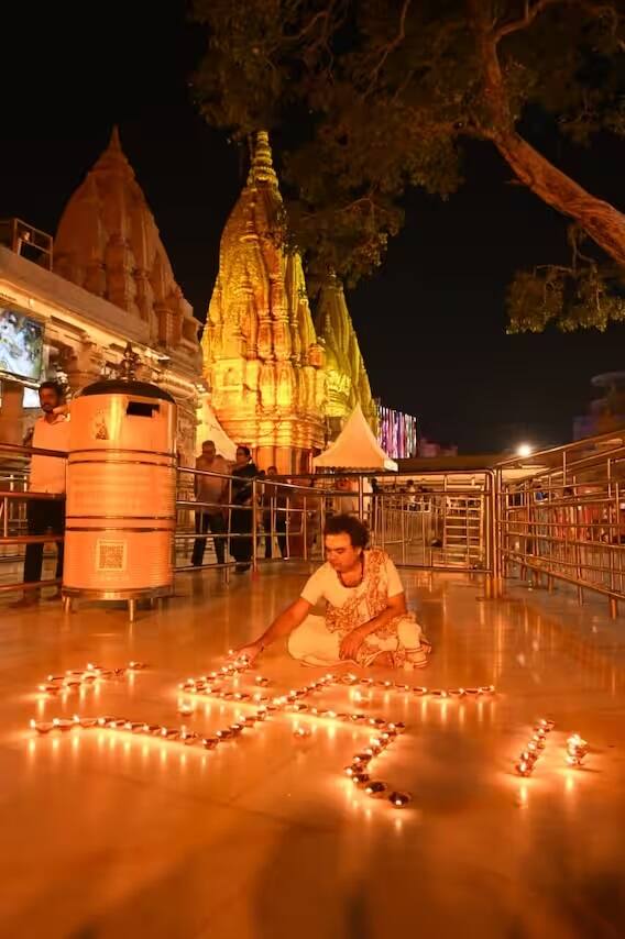 વારાણસીનું કાશી વિશ્વનાધ ધામ પ્રકાશના તહેવાર દિવાળી પર સંપૂર્ણપણે અલગ દેખાતું હતું. કાશી વિશ્વનાથ મંદિર પરિસર દીવાઓથી ઝળહળી ઉઠ્યું હતું. સુંદર નજારાએ ભક્તોના હૃદયને મોહી લીધા હતા.