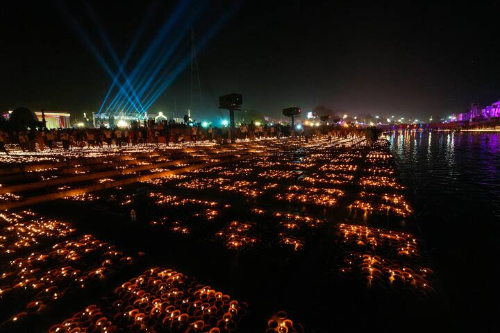 देव दिवाळीच्या दिवशी लोक गंगेत स्नान करतात आणि गंगेच्या तीरावर दिवे लावले जातात.