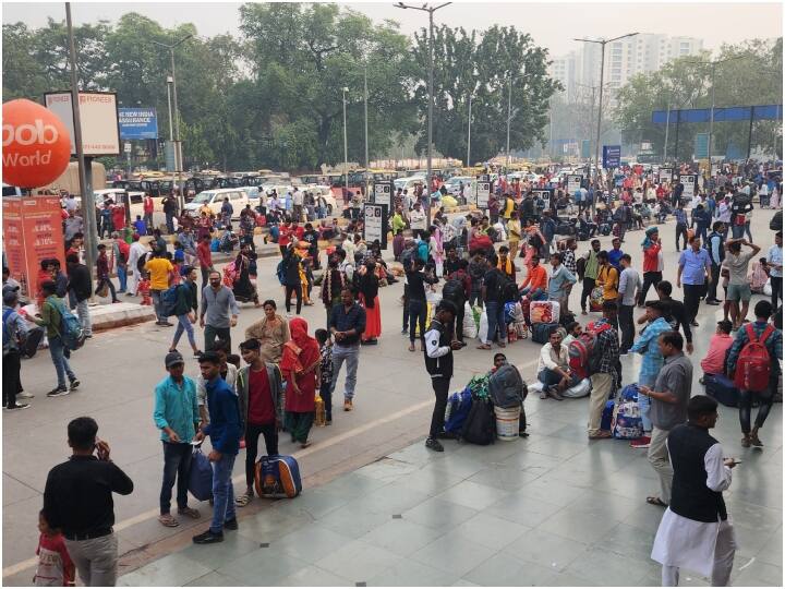 नई दिल्ली रेलवे स्टेशन पर मौजूद यात्रियों का कहना है कि सामान्य कोच वाली ट्रेन में इतनी भीड़ हो रही है कि उसमें खड़े होना भी मुश्किल हो रहा है. लेकिन छठ पूजा है तो जाना भी जरूरी है, इसलिए वे कैसी भी तरह घर तो जाएंगे ही, फिर चाहे वे आज जाएं या कल.