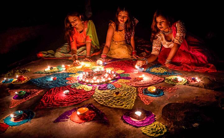 देव दिवाळीच्या दिवशी देवी देवतांची विधीवत पूजन केल्याने त्यांचे आशीर्वाद प्राप्त होतात, असं म्हटलं जातं. या दिवशी नदीत स्नान करण्याला आणि दिवे दान करण्याला विशेष महत्व आहे.