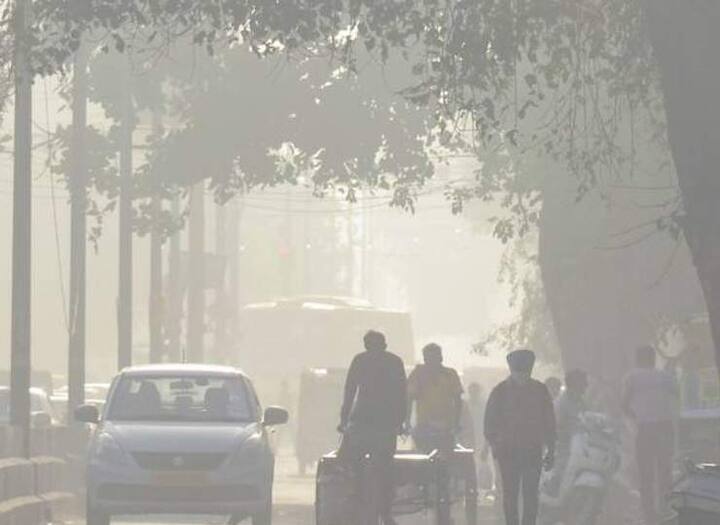 Delhi Pollution Update: દિલ્હીમાં રહેતા લોકો પ્રદૂષણથી ખૂબ જ પરેશાન છે. એવું માનવામાં આવે છે કે જો તમે દિલ્હીના પ્રદૂષણમાં છો, તો તમે ઈચ્છા વગર અનેક સિગારેટ જેટલો ધુમાડો શ્વાસમાં લઈ રહ્યા છો.