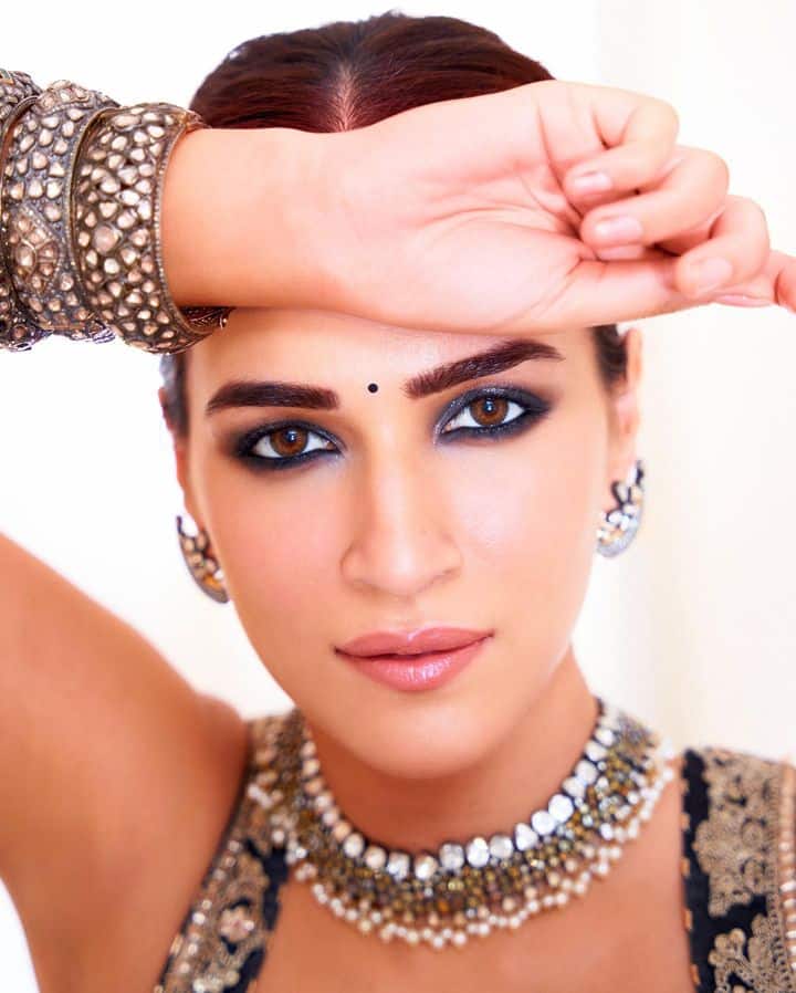 कृतीला  'मिमी' सिनेमासाठी सर्वोत्कृष्ट अभिनेत्रीचा पुरस्कार मिळाला आहे.