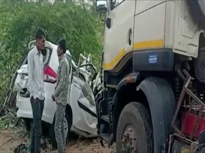 6 Tourist from Jalgaon Maharashtra dies in car accident in Rajasthan including 3 children Jalgaon Accident : जळगाव : अमळनेर तालुक्यावर कोसळला दु:खाचा डोंगर; तीन चिमुकल्यांसह सहा जणांचा राजस्थानमध्ये अपघाती मृत्यू