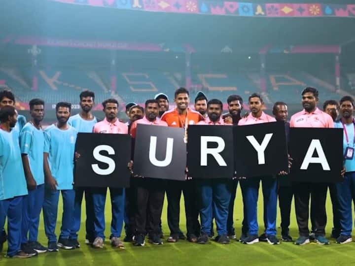 Best Fielder Award Suryakumar Yadav IND vs NED World Cup 2023 Sports News Watch: सूर्यकुमार यादव को मिला 'बेस्ट फील्डर अवार्ड; देखें कैसे SKY ने ग्राउंड्समैन के साथ मनाया जश्न