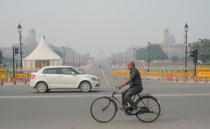 DPCC के मुताबिक रविवार को शहर में PM2.5 प्रदूषण में 35 प्रतिशत योगदान विशेष रूप से पंजाब और हरियाणा का था. सोमवार को इसके 22 फीसदी और मंगलवार को 14 फीसदी होने की संभावना है. आंकड़ों से पता चलता है कि शहर में प्रदूषण का एक और प्रमुख कारण परिवहन है, जिसने पिछले कुछ दिनों में दिल्ली की खराब हवा से 12 से 14 फीसदी का योगदान दिया है.