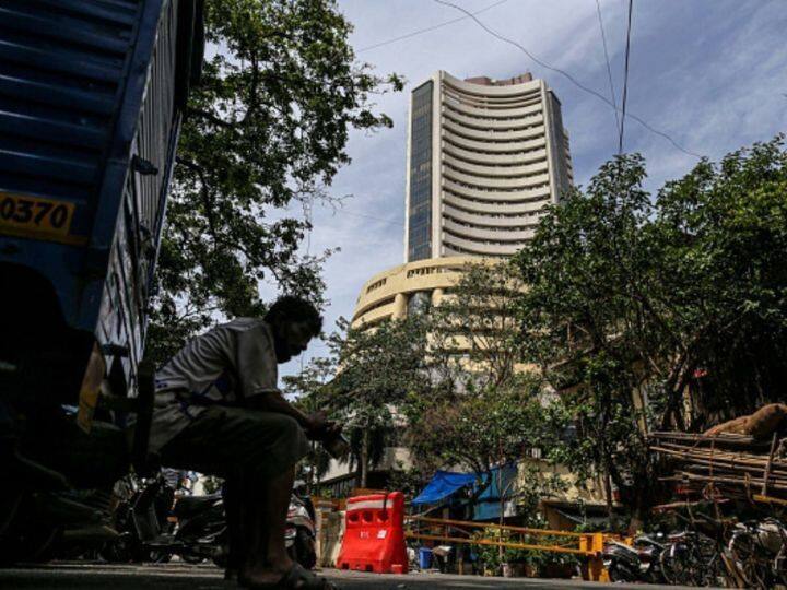 Stock Market Sensex Falls 326 Points Nifty Settles Below 19450 Ahead Of CPI Data BSE NSE IT Drags Stock Market: Sensex Falls 326 Points; Nifty Settles Below 19,450 Ahead Of CPI Data. IT Drags