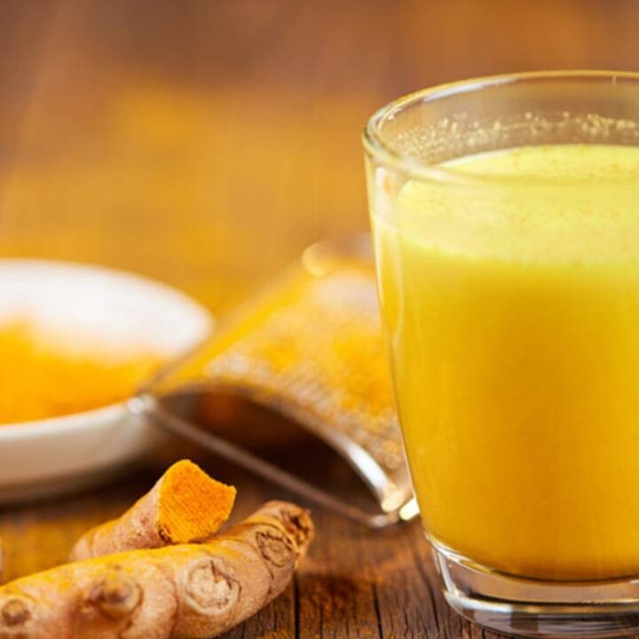 Turmeric Milk Side Effects To Know ਕਿਤੇ ਤੁਸੀਂ ਵੀ ਤਾਂ ਨਹੀਂ ਪੀਂਦੇ ਹਲਦੀ