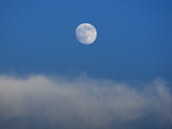 When does the moon appear during the day is there any science behind it चांद दिन में कब दिखता है… क्या इसके पीछे भी कोई साइंस है?