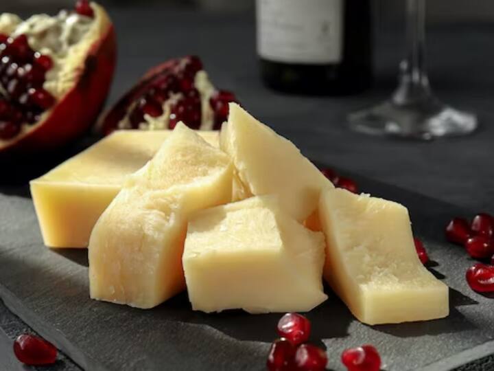 சிறிதளவு ஸ்விஸ் சீஸை பிக்மெண்டாகி இருக்கும் இடங்களில் தடவலாம்.