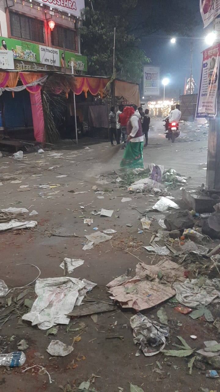 लक्ष्मीपूजनदिवशी सांगली मिरज आणि कुपवाड या तिन्ही शहरात महापालिका कर्मचाऱ्यांनी रात्रभर स्वच्छता करीत तिन्ही शहरे स्वच्छ केली.