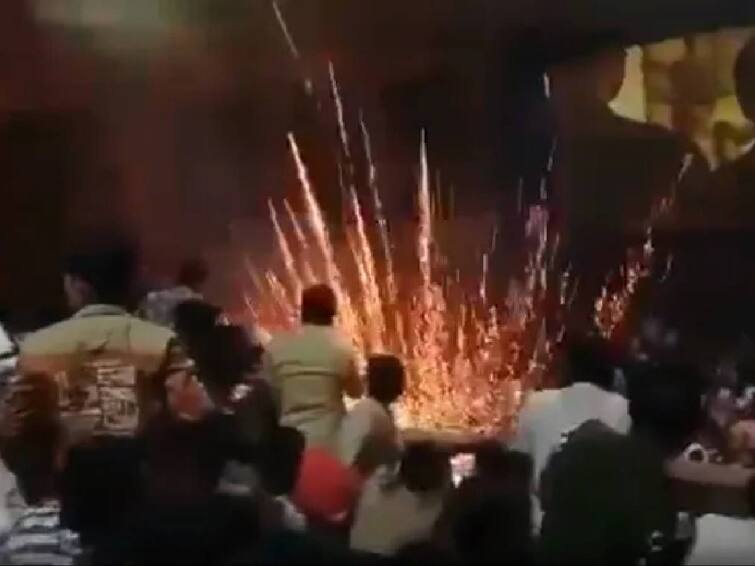 Salman Khan Fans burst crackers on Theater at Maharastra Malegaon for Tiger3 Movie TIGER 3: அடப்பாவிங்களா..  சல்மான் எண்ட்ரீ சீன்..  தியேட்டருக்குள் வெடித்து சிதறிய பட்டாசு.. அலறியடித்து ஓடிய ரசிகர்கள்..