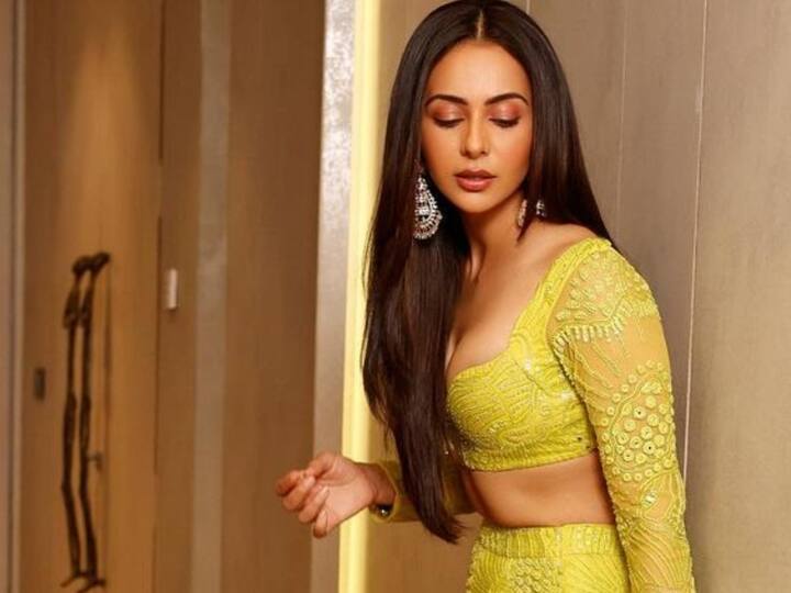 டெல்லியை சார்ந்த பஞ்சாபி குடும்பத்தில் பிறந்த ரகுல் ப்ரீத் சிங், செல்வராகவனின் 7ஜி ரெயின்போ காலனி படத்தின் கன்னட ரீமெக்கான ‘கில்லி’படம் மூலம் திரையுலகில் அறிமுகமானார்.