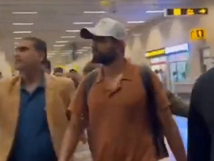 Babar Azam Got grand welcome in Pakistan at airport after bad performance in World Cup 2023 watch video Watch: वर्ल्ड कप में खराब प्रदर्शन के बावजूद पाकिस्तान में कप्तान बाबर आजम का ग्रैंड वेलकम! एयरपोर्ट पर दिखा दिलचस्प नजारा