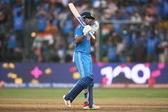 ప్రపంచకప్‌లో మొదటి సెంచరీ సాధించిన అయ్యర్ - శతకం అనంతరం అభివాదంతో ఆనందం!