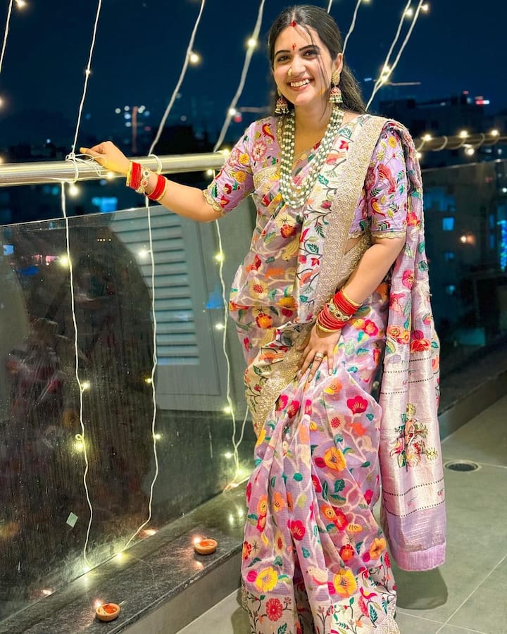 దీపావళికి ఇంద్రధనుస్సులాంటి చీర కట్టింది స్రవంతి. (Image credit: Sravanthi Chokarapu/Instagram)