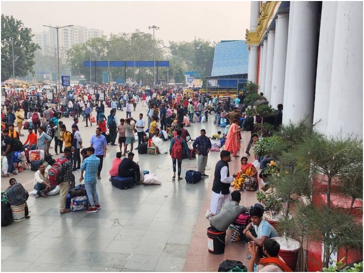 Chhath Puja 2023 News: त्योहारों में यूपी-बिहार जाने वाले यात्रियों के रेलवे स्टेशन पहुंचने का सिलसिला दिवाली के बाद भी जारी है. दिवाली से पहले की तुलना में उनकी संख्या काफी बढ़ गई है.