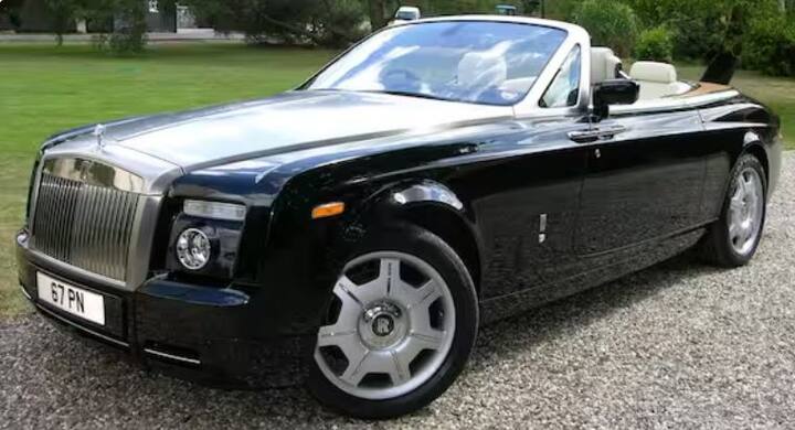 ਸ਼ਾਹਰੁਖ ਖਾਨ ਦੇ ਲਗਜ਼ਰੀ ਕਾਰ ਸੰਗ੍ਰਹਿ ਵਿੱਚ ਪਹਿਲੀ ਲਗਜ਼ਰੀ ਕਾਰ ਰੋਲਸ-ਰਾਇਸ ਫੈਂਟਮ ਡ੍ਰੌਪਹੈੱਡ ਕੂਪ ਦਾ ਇੱਕ ਪਰਿਵਰਤਨਸ਼ੀਲ ਸੰਸਕਰਣ ਹੈ। ਜਿਸ ਦੀ ਆਨ ਰੋਡ ਕੀਮਤ ਕਰੀਬ 7 ਕਰੋੜ ਰੁਪਏ ਹੈ।