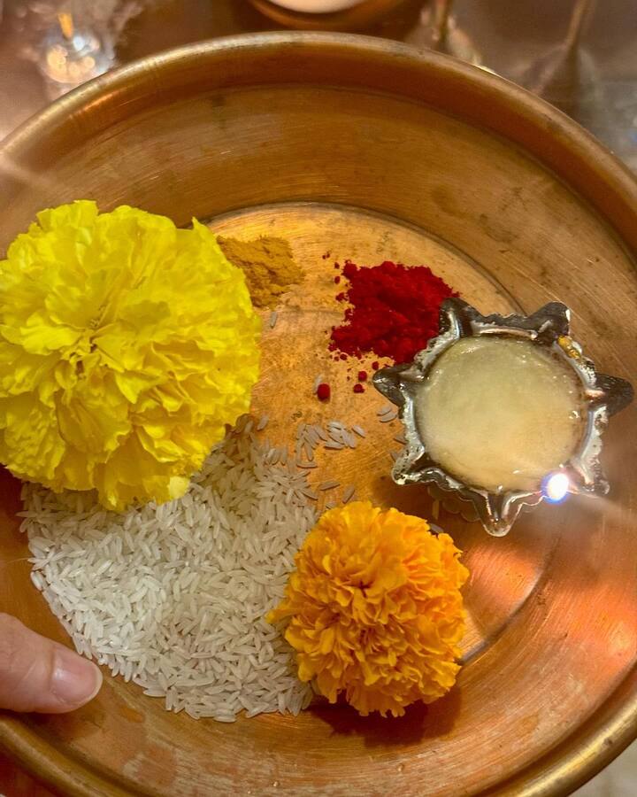 ఈ భామ దీపావళీ సెలబ్రేట్​ చేసుకున్న ఫోటోలు ఇన్​స్టాలో షేర్ చేసుకుంది.