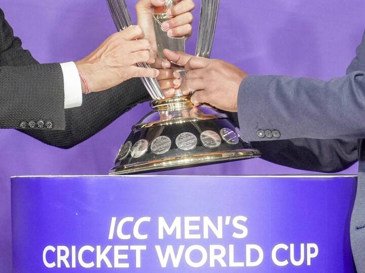 ஆண்கள் உலக்கோப்பை கிரிக்கெட் பிரிவில் அதிவேகமாக சதம் அடித்த இந்திய வீரர்களின் பட்டியலை பார்ப்போம்.