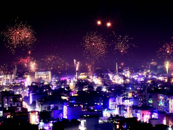 Diwali 2023 festival celebrated with pomp in Bhopal lit up with lights and fireworks ANN Diwali 2023: एमपी में धूमधाम से मनाया गया दिवाली का पर्व, रोशनी से जगमगाया भोपाल, जमकर हुई आतिशबाजी