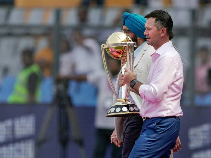 உலகக் கோப்பை போட்டியில், ஒரு அணி 9 லீக் போட்டிகளில் விளையாடும். லீக் போட்டிகளில் வெற்றிபெற்று புள்ளி பட்டியலில் முதல் நான்கு இடங்களை பெரும் அணிகள் அரையிறுதி போட்டிக்கு தகுதிபெறும்.