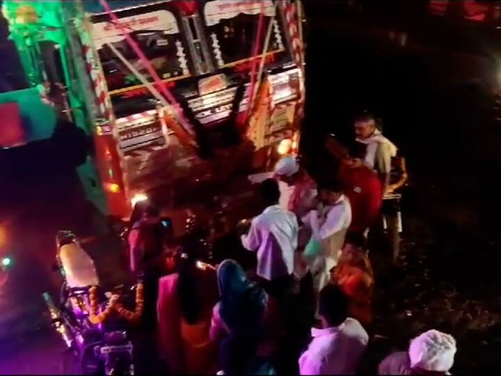 या कंटेनरची सामूहिक पूजा हभप अर्जुन महाराज लाड, हभप प्रकाश महाराज साठे, सरपंच संजय केदार आणि ज्येष्ठ नेते दत्ता धस यांच्या हस्ते रविवारी सायंकाळी करण्यात आली.