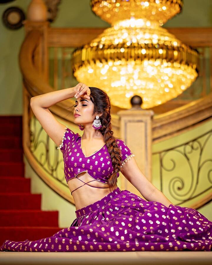 దీపావళి అందమంతా దివిలోనే కనిపిస్తోంది. సోషల్ మీడియాలో చాలా యాక్టివ్ గా ఉంటోంది దివి. (Image credit: Divi Vadthya/Instagram)