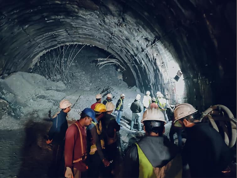 uttarkashi accident tunnel collapse latest update char dham tunnel crash marathi news Uttarkashi Accident : बोगद्याचा भाग कोसळल्याने 41 मजूर अडकले, पाईपच्या मदतीने ऑक्सिजन पुरवठा; 24 तासांनंतरही बचावकार्य सुरुच