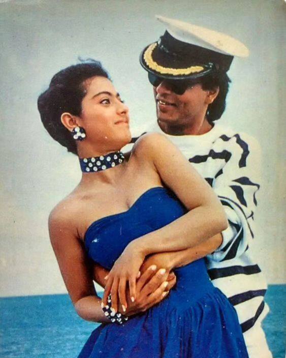 काजोलनं सोशल मीडियावर शेअर केलेल्या फोटोमध्ये काजोल आणि शाहरुखचा रोमँटिक अंदाज बघायला मिळत आहे.