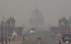 Delhi Air Pollution: दिवाली के बाद दिल्ली में बढ़ा प्रदूषण स्तर, छा गई धुंध, देखें तस्वीरें