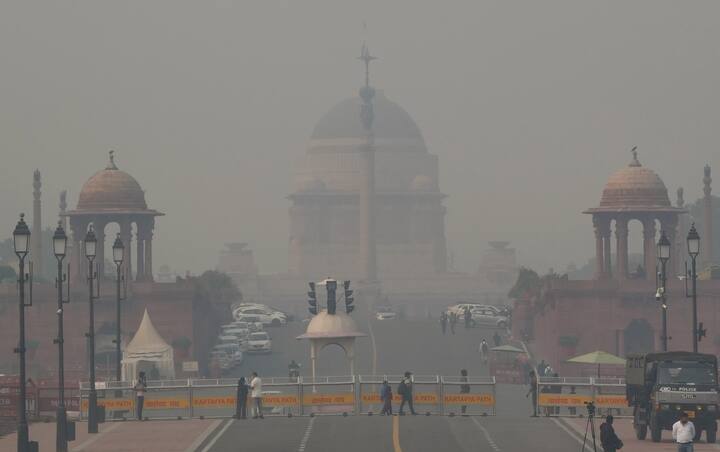 हालांकि, दिवाली की देर रात तक पटाखे फोड़ने की वजह से कम तापमान के बीच प्रदूषण का स्तर बढ़ गया. दिल्ली में सुबह 7 बजे AQI 275 पर था और दोपहर 12 बजे तक धीरे-धीरे बढ़कर 322 हो गया. आयानगर में AQI 382, केंद्रीय सड़क अनुसंधान संस्थान का AQI 393 और पूसा में AQI 391 में पहुंच गया. इसके साथ ही दिल्ली के कुछ क्षेत्रों में प्रदूषण का स्तर गंभीर श्रेणी में पहुंच गया. जहां का AQI 400 और 450 के बीच पहुंच गया. 1,629 माइक्रोग्राम प्रति घन मीटर थी और दोपहर 12 बजे तक घटकर 157 माइक्रोग्राम प्रति घन मीटर हो गई.