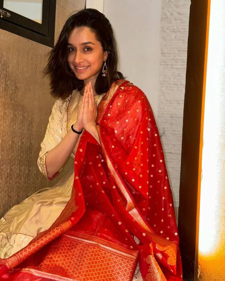 తెలుగులో ప్రభాస్ సరసన సాహోలో నటించి మెప్పించింది.