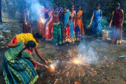 Fire broke out at 13 places in Trichy during Diwali festival TNN தீபாவளி பண்டிகை -  திருச்சியில் 13 இடங்களில் தீ விபத்து