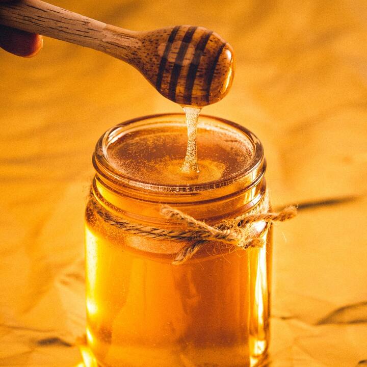 ਹਿਚਕੀ ਆਉਣ 'ਤੇ ਤਰੁੰਤ ਸ਼ਹਿਦ ਦਾ 1 ਚਮਚ ਖਾਣ ਨਾਲ ਆਰਾਮ ਮਿਲਦਾ ਹੈ।