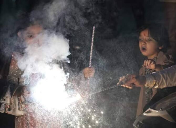 Diwali 2023 Delhites Celebrate Diwali With Great Pomp AQI Best In 8 Years |  Diwali 2023: दिल्ली में धूमधाम से मनी दिवाली, 8 साल में सबसे बेहतर AQI