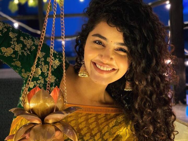 Anupama Parameswaran Diwali Photos : అనుపమ దీపావళి లుక్​లో ఉన్న ఫోటోలను ఇన్​స్టాగ్రామ్​ వేదికగా షేర్ చేసింది.