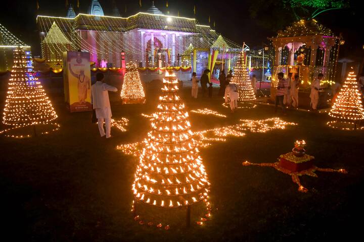 Dev Diwali 2023 : दिवाळी हा दिव्यांचा आणि प्रकाशाचा सण आहे. हिंदू धर्मामध्ये दिवाळी हा सण अतिशय महत्वाचा आणि प्रमुख सण आहे. याच प्रमाणे देव दिवाळीला देखील तितकंच महत्त्व आहे. याबद्दल अधिक जाणून घेऊया.