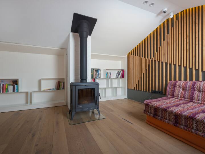 कई छिपे हुए कैमरों को वाई-फाई नेटवर्क से कनेक्ट किया जाता है ताकि उन्हें दूर से एक्सेस किया जा सके. अगर होटल वाई-फाई सर्विस देता है, तो आप नेटवर्क से कनेक्ट कर देख सकते हैं कि क्या कोई कैमरा है.