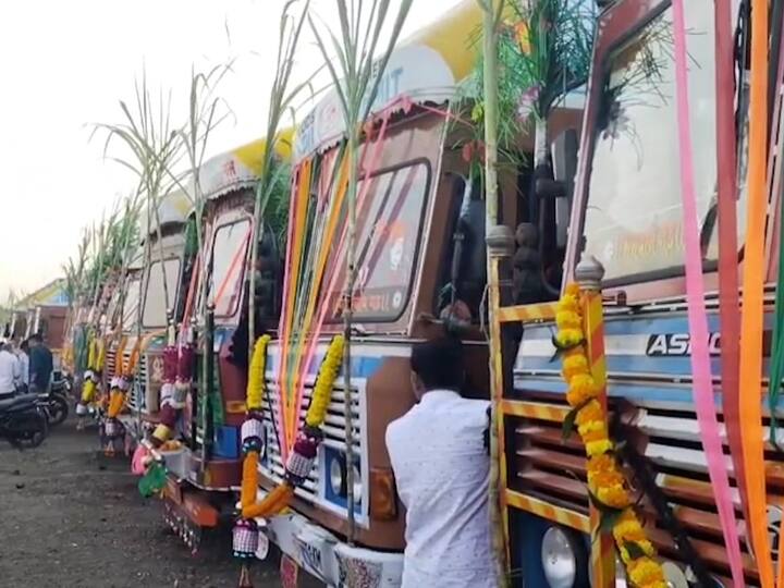 आज याच गावातील तरुणांकडे तब्बल तब्बल 450 कंटेनर आहेत. ज्यातील दिवाळीला लक्ष्मीपूजनासाठी 250 कंटेनर गावात उभे होते.