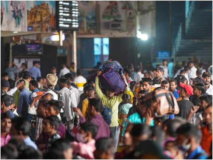 Chhath Puja 2023 passengers from bihar sat in the train parked in mumbai railway yard Chhath Puja 2023: छठ पर घर जाने का नहीं कर पा रहे इंतजार! मुंबई में यार्ड में खड़ी ट्रेन में ही बैठ गए यात्री