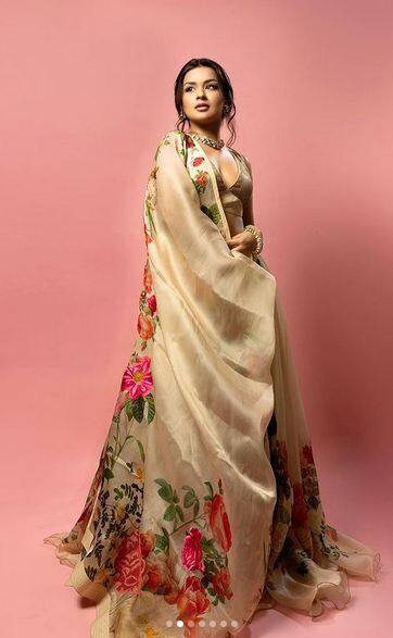 ਬਾਲੀਵੁੱਡ ਅਦਾਕਾਰਾ ਅਵਨੀਤ ਕੌਰ ਹਰ ਰੋਜ਼ ਇੰਸਟਾਗ੍ਰਾਮ 'ਤੇ ਆਪਣੀਆਂ ਖੂਬਸੂਰਤ ਤਸਵੀਰਾਂ ਸ਼ੇਅਰ ਕਰਕੇ ਸੋਸ਼ਲ ਮੀਡੀਆ 'ਤੇ ਸਨਸਨੀ ਮਚਾ ਦਿੰਦੀ ਹੈ।