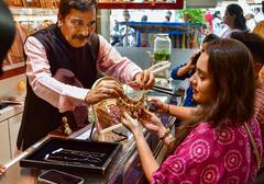 Dhanteras Gold Price Today : ধনতেরসের পরে সস্তা হল সোনা ? কেমন আজ বাংলায় সোনা-রুপোর দাম?