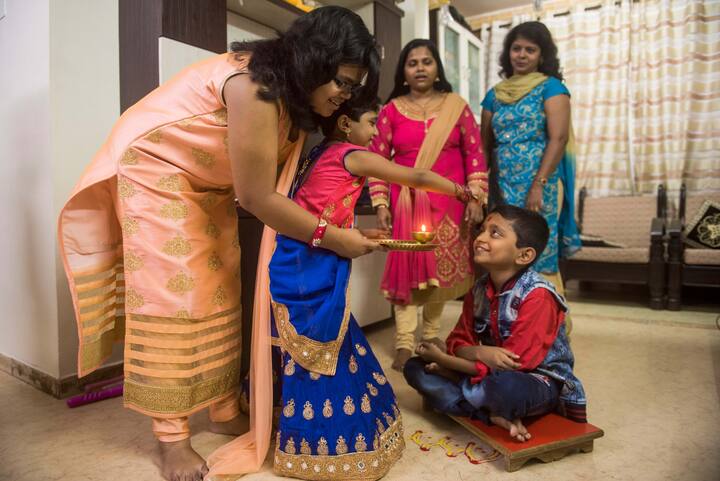 ভাইফোঁটার দিন বেশ কিছু বিষয় মাথায় রাখা উচিত। এই শুভদিনে ভাই ও বোনকে বেশকিছু দিকে খেয়াল রাখতে হয়।