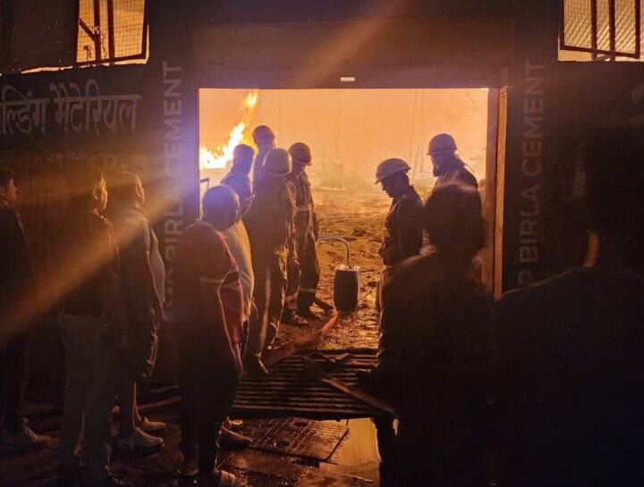 massive fire broke out in a tent warehouse in Varanasi due to firecrackers on diwali 2023 ann Varanasi Fire: वाराणसी के टेंट गोदाम में लगी भीषण आग, पटाखे की चिंगारी ने कराया भारी नुकसान
